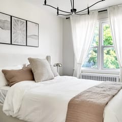 Stylish 2BR – Near Queen’s, Hospitals & Lake Ontario