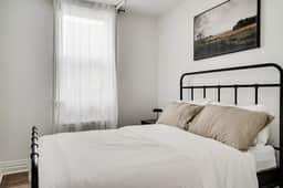 Bright 2BR – Walk to Downtown Kingston & Lake!