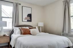 Cozy 2BR – Walk to Downtown & University!
