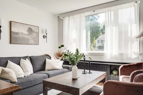 Bright 2BR – Walk to Downtown Kingston & Lake! - Image 1
