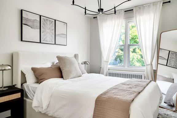 Stylish 2BR – Near Queen’s, Hospitals & Lake Ontario - Image 1