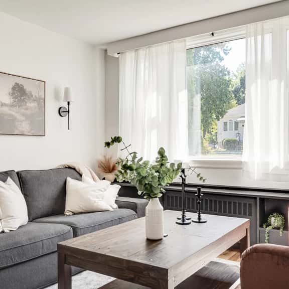 Bright 2BR – Walk to Downtown Kingston & Lake! - Image 1