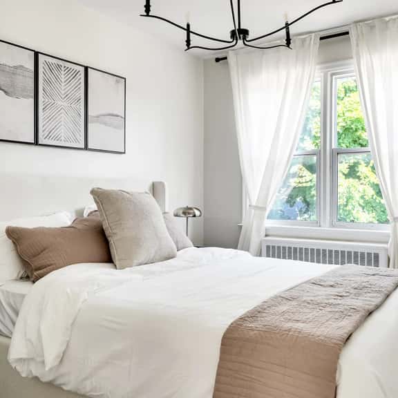 Stylish 2BR – Near Queen’s, Hospitals & Lake Ontario - Image 1