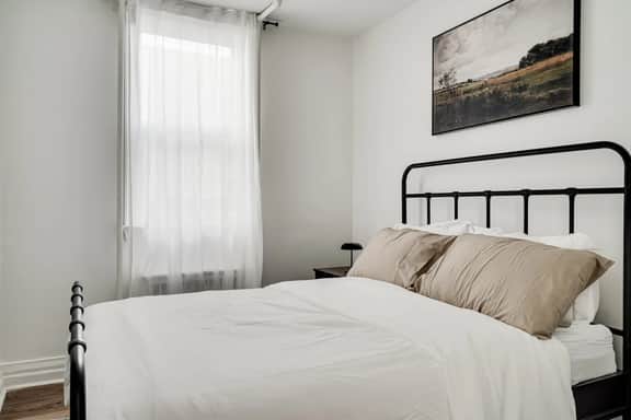 Bright 2BR – Walk to Downtown Kingston & Lake!