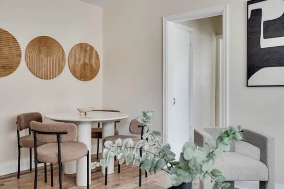 Cozy 2BR – Walk to Downtown & University!