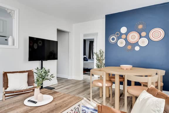 Cozy 2BR Retreat – Walk to Downtown & University!