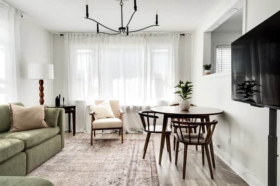 Stylish 2BR – Near Queen’s, Hospitals & Lake Ontario