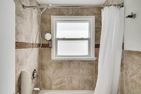 Stylish 2BR – Near Queen’s, Hospitals & Lake Ontario