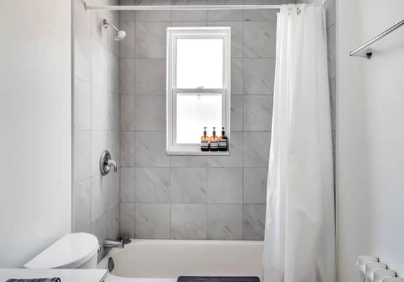 Bright 3BR Suite - Central Ottawa - Monthly Stays