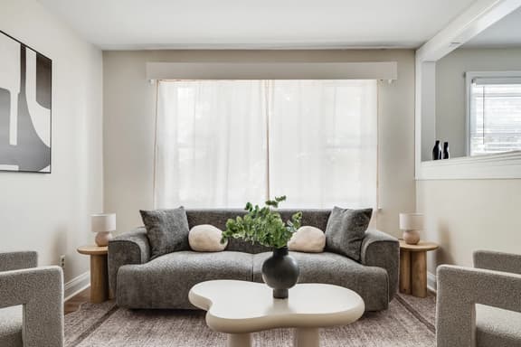 Cozy 2BR – Walk to Downtown & University!