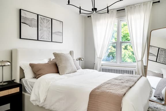 Stylish 2BR – Near Queen’s, Hospitals & Lake Ontario